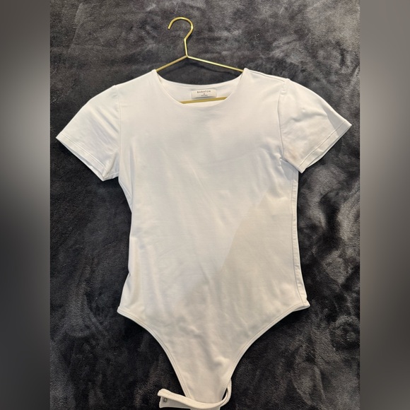 ❌SOLD❌ Babaton White Short Sleeve Contour Bodysuit - Picture 3 of 3